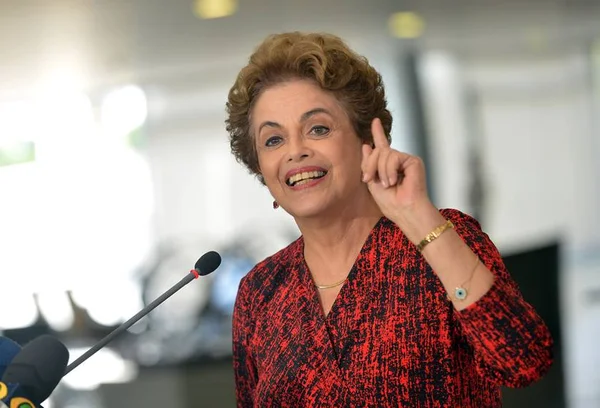 Contra impeachment, Dilma negocia cargos com verbas de R$ 38 bi