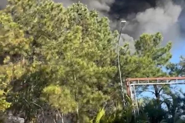 Imagem mostra incêndio em Guarulhos - Metrópoles