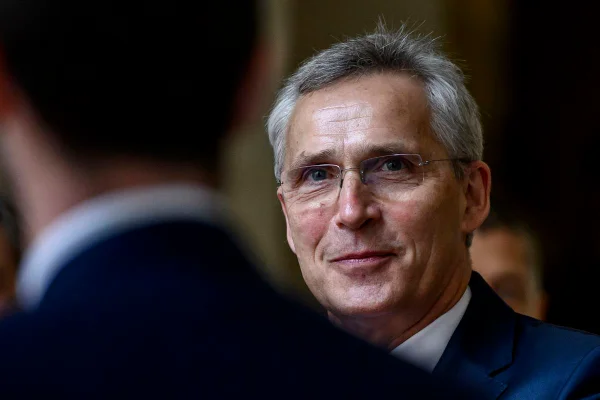Imagem colorida mostra o chefe da Otan, Jens Stoltenberg, em primeiro plano na foto - Metrópoles
