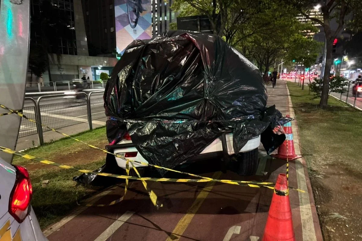 Viatura da PM e Porsche colidem na Avenida Brigadeiro Faria Lima, em São Paulo Viatura da PM e Porsche colidem na Avenida Brigadeiro Faria Lima, em São Paulo