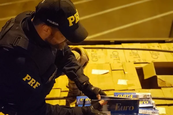 PRF apreende 400 mil maços de cigarro contrabandeados a caminho do DF