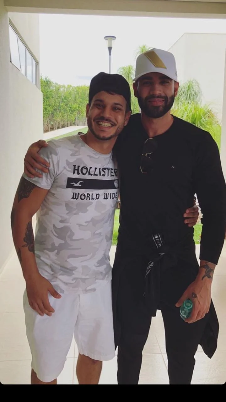 O cantor tirou fotos com fãs O cantor tirou fotos com fãs