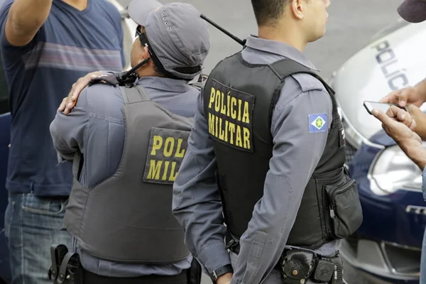 Motorista alcoolizado tenta subornar policiais com R$ 60