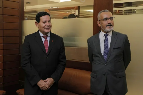 Depois de negociações no Egito, Mourão desembarca em Dubai