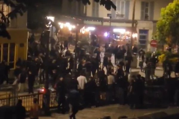 Pessoas brigando em uma rua de Paris