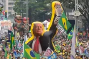 Boneco inflável de Trump segurando Lula preso, em ato de Flávio Bolsonaro na Avenida Paulista, em São Paulo