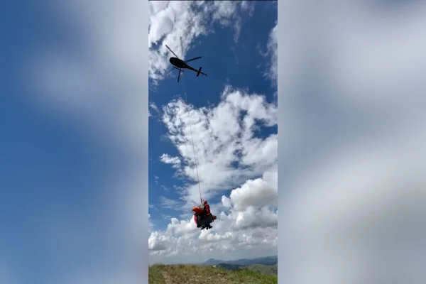 Imagem colorida mostra helicóptero resgatando mulher em SP - Metrópoles