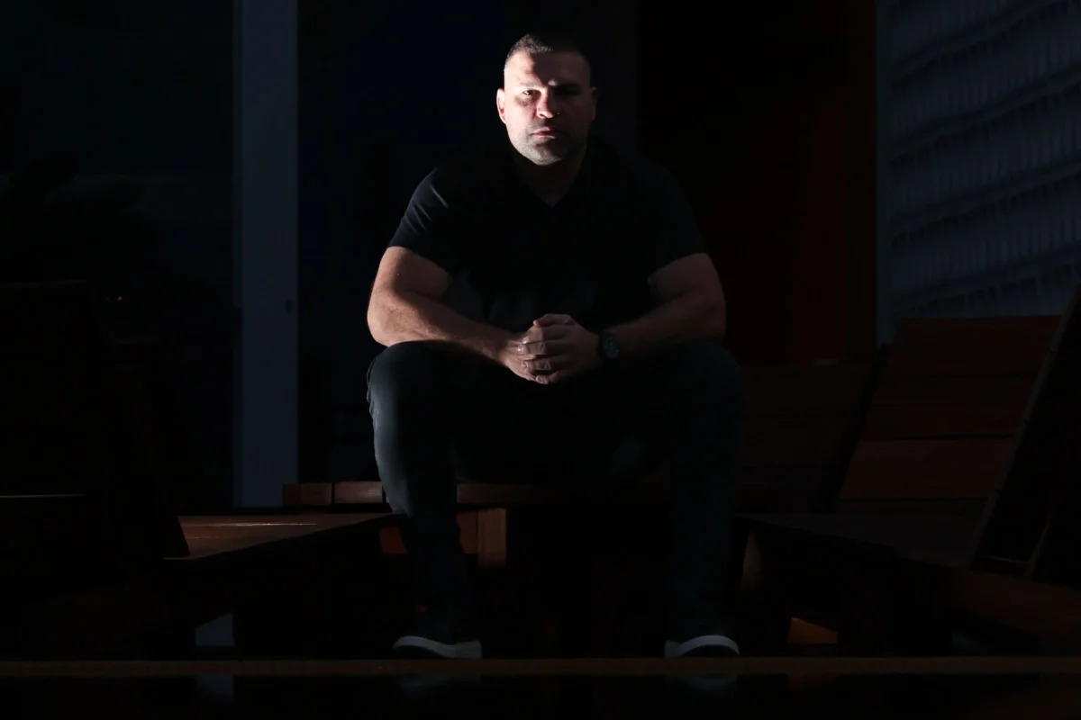 Fora do octógono, montou a Shogun Team, que soma mais de 80 academias no Brasil e uma unidade na Suíça, levando adiante o estilo que fez dele uma das referências do MMA mundial.
Fora do octógono, montou a Shogun Team, que soma mais de 80 academias no Brasil e uma unidade na Suíça, levando adiante o estilo que fez dele uma das referências do MMA mundial.
