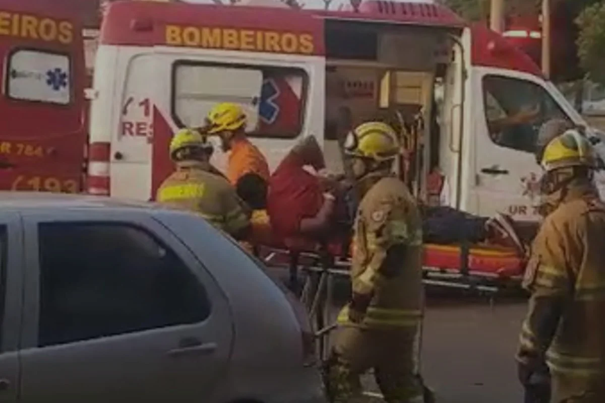 Ele foi imobilizado pelos bombeiros que o socorreram Ele foi imobilizado pelos bombeiros que o socorreram