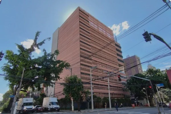 Imagem colorida de fachada do Colégio Bandeirantes. Metrópoles