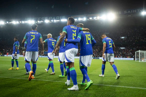 Jogadores do Brasil comemorando gol