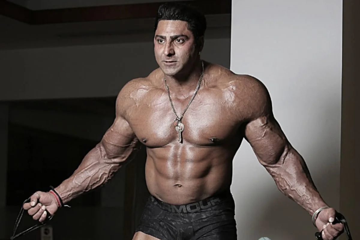 Foto colorida de um homem sem camisa - Metrópoles