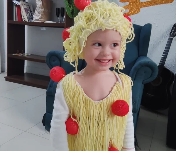 Menina viraliza ao ir fantasiada de macarronada para a escola