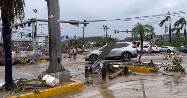 Imagem colorida de estragos deixado pelo furacão Otis - Metrópoles