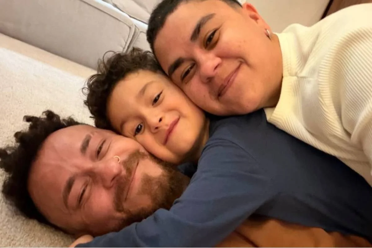 Fred Bruno recebe "chamego" do filho e do irmão após tiro de raspão no pé