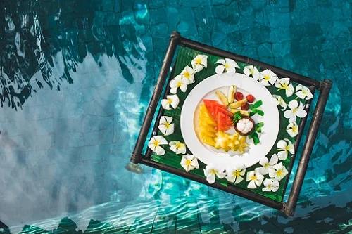 bandeja flutuante em piscina