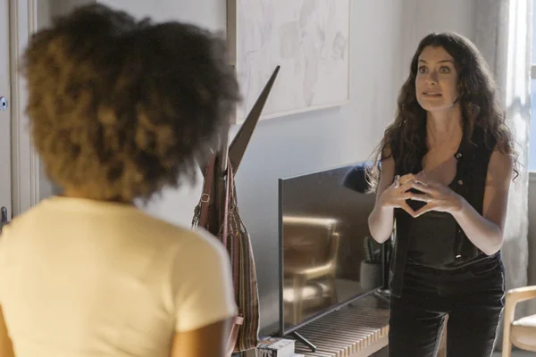 Janine (Indira Nascimento) e Barbara (Alinne Moraes) em Um Lugar ao Sol