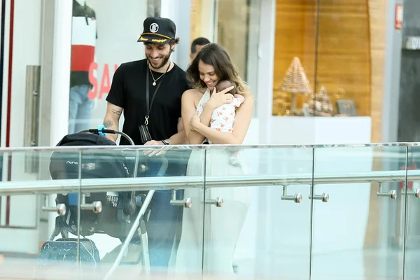 Passeio em família! Chay Suede e Laura levam Maria ao shopping
