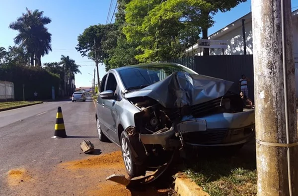 DF: motorista bate carro em poste de alta tensão no Lago Sul