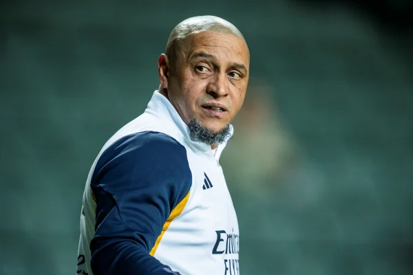 “Peço privacidade”, diz Roberto Carlos após passar noite em CT