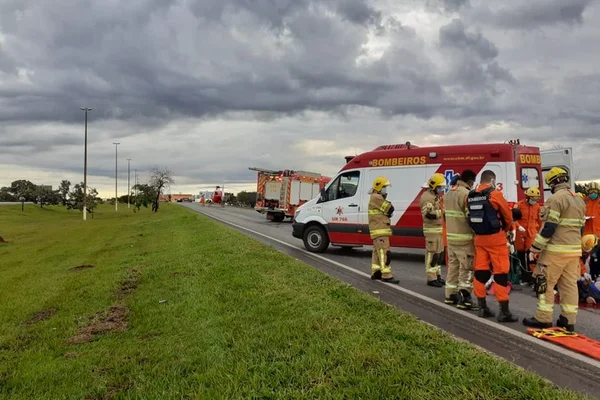 Acidente entre caminhão e moto deixa um morto na BR-040