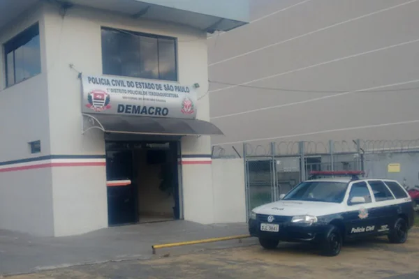 Fachada de delegacia com viatura da Polícia Civil estacionada em frente - Metrópoles
