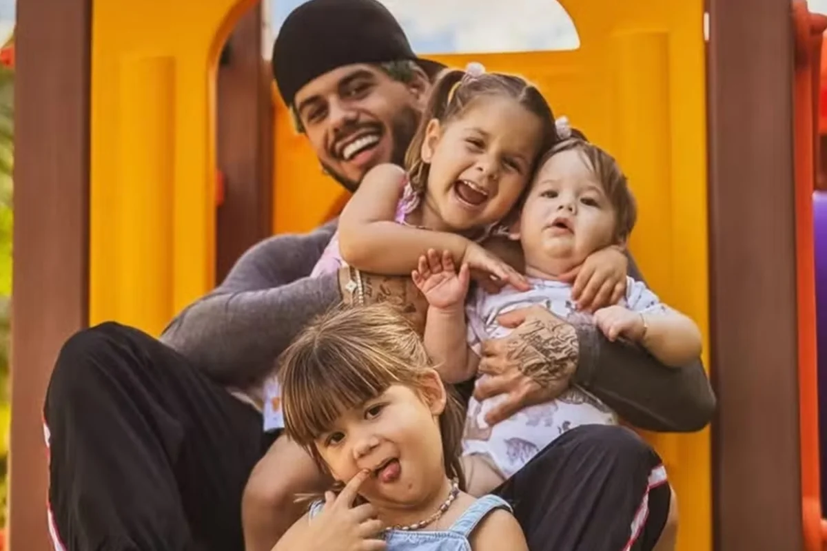 Zé Felipe explica por que filhas não voltaram para casa após cirurgia