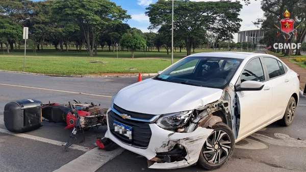 Acidente com feridos no Eixo Monumental dá nó no trânsito