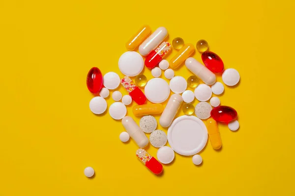 Vários tipos de suplementos juntos com fundo amarelo atrás - Metrópoles