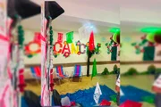 A sala do professor Luiz Carlos Fernandes ficou responsável pelo México, um dos países-sede da Copa. O engajamento foi tão expressivo que os estudantes criaram uma praia cenográfica dentro da sala, inspirada em Cancún A sala do professor Luiz Carlos Fernandes ficou responsável pelo México, um dos países-sede da Copa. O engajamento foi tão expressivo que os estudantes criaram uma praia cenográfica dentro da sala, inspirada em Cancún