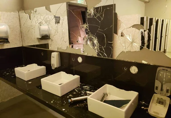 Mineirão mostra fotos de destruição no estádio após Cruzeiro cair
