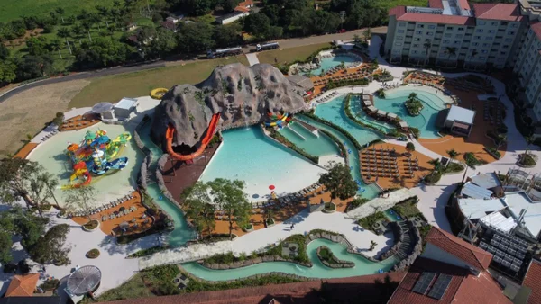 Fotografia colorida mostrando vista aérea de resort-Metrópoles