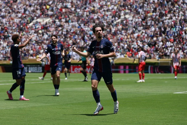 Imagem colorida de jogo entre PSG e Atlético de Madrid - Metrópoles