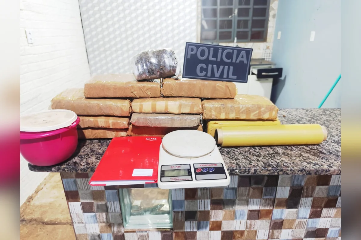 No imóvel, os policiais encontraram uma geladeira recheada com maconha, uma balança de precisão e um caderno de anotações No imóvel, os policiais encontraram uma geladeira recheada com maconha, uma balança de precisão e um caderno de anotações