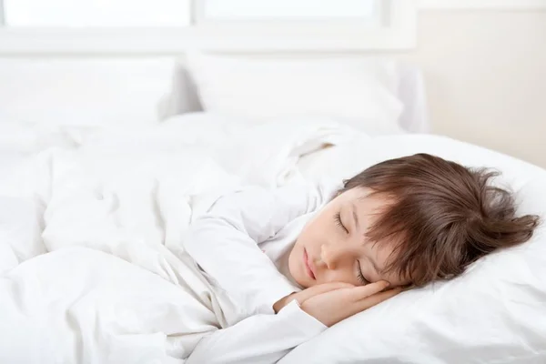 Menino dormindo na cama