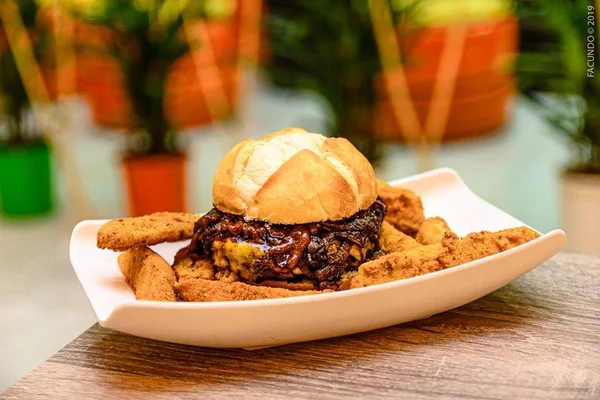 GW Burger: Ceilândia Sul ganha nova hamburgueria inspirada em carros