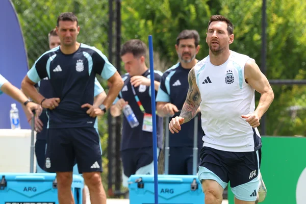 Scaloni projeta cenário desafiador na Argentina sem Messi: “Insubstituível”