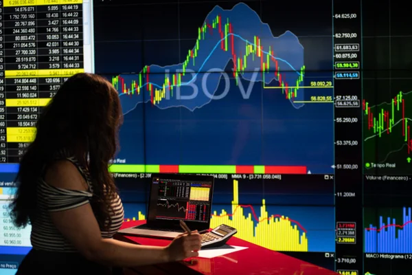 Graficos - economia, bolsa de valores, investimento - PIB - Ações - Metrópoles