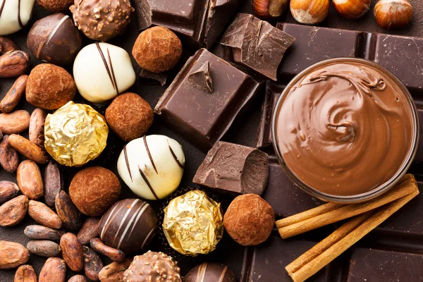 Foto colorida de diversos tipos de chocolate