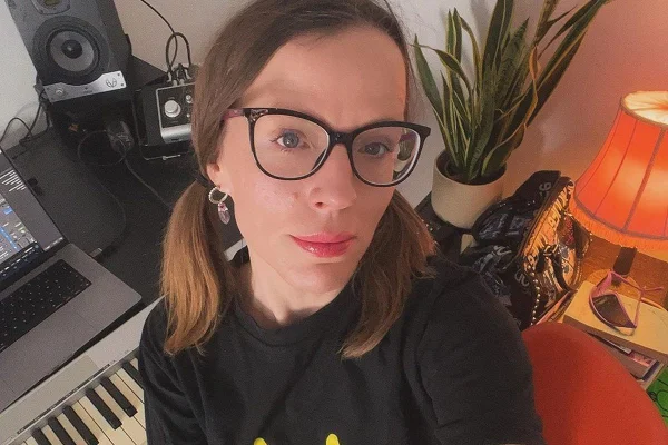 Foto colorida da funkeira dinamarquesa Fefe Life - Metrópoles
