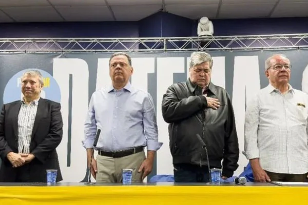Foto colorida com Mario Covas Neto, Marconi Perillo, José Luiz Datena e José Aníbal em convenção do PSDB