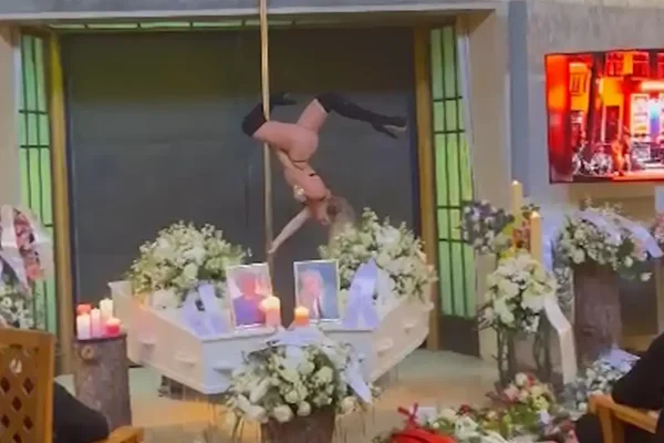 dançarina faz apresentação de pole dance em funeral de casal