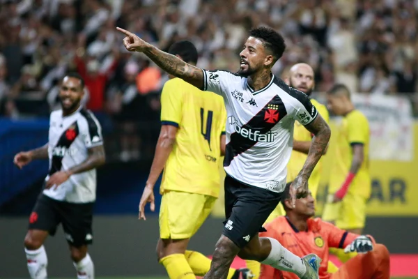 Imagem colorida de Paulinho, do Vasco, comemorando gol - Metrópoles