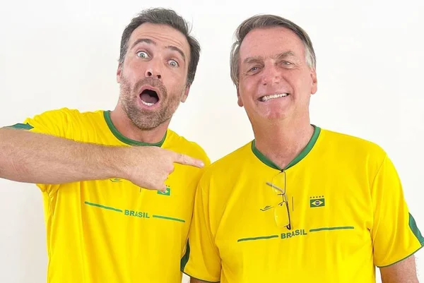 Thiago Asmar e Jair Bolsonaro vestidos com a camisa da Seleção brasileira - Metrópoles