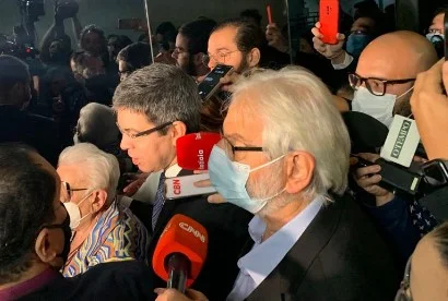 Senadores e deputados chegam para protocolar o pedido de CPI do MEC.