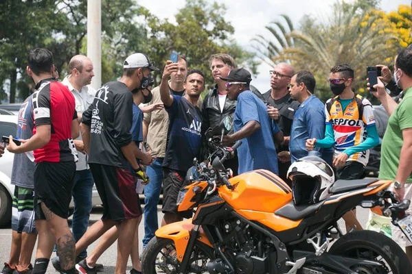 Bolsonaro cumprimenta e tira fotos com apoiadores na Ponte JK