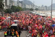 Manifestantes se concentram em Copacana para ato pró-Lula