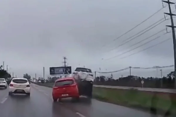 Motorista bêbado bate em veículo durante fuga e é preso pela polícia