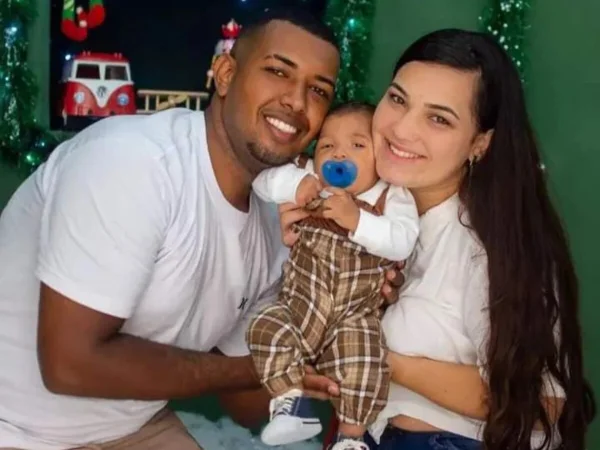 Foto colorida de Filipe Rodrigues, Rayssa dos Santos Ferreira e do filho deles, de apenas sete meses - Metrópoles