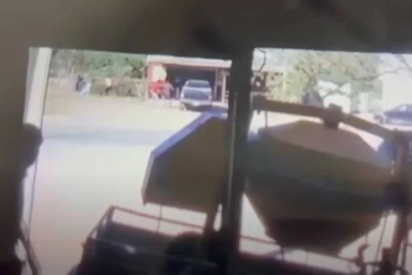 Foto colorida de câmera de segunça de lote em região do Fercal